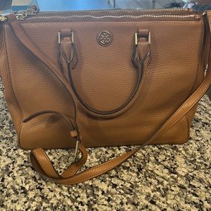 USED! Tory Burch Robinson in the cold pebble
